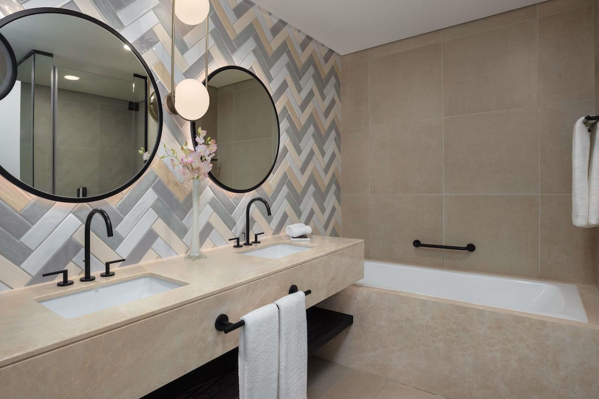 Ylelliset vuodevaatteet, untuvapeitot, memory foam -patjalliset sängyt