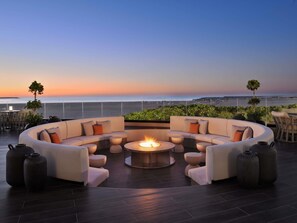 3 restaurantes, com serviço de almoço e jantar; culinária francesa