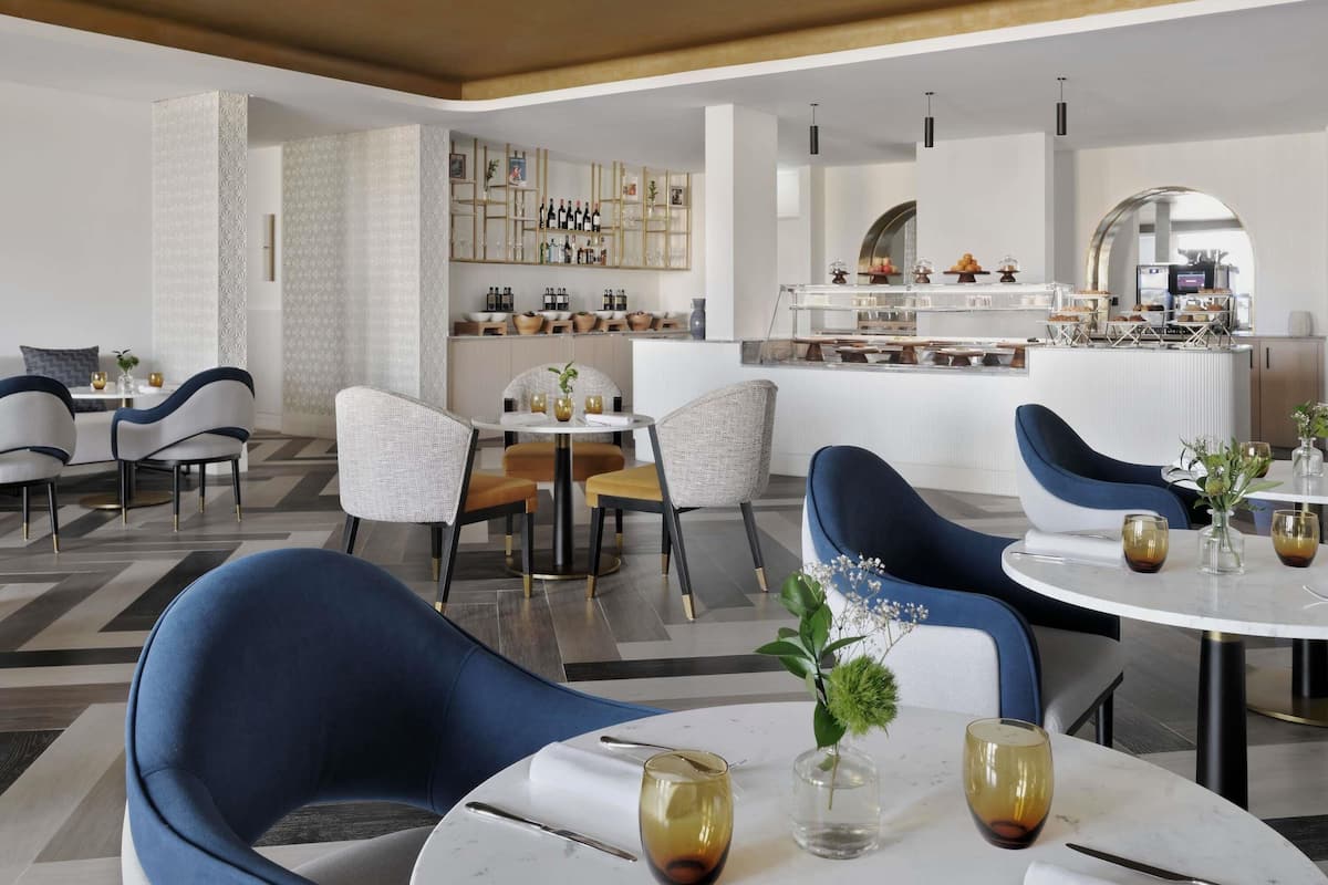 Ylelliset vuodevaatteet, untuvapeitot, memory foam -patjalliset sängyt