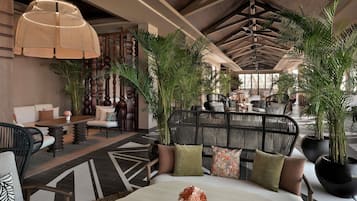 3 Restaurants; Mittagessen und Abendessen werden serviert