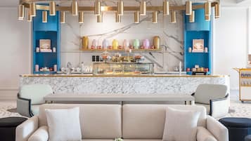 3 間餐廳;供應午餐、晚餐;法國菜