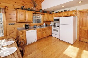 Coffee/tea maker, cookware/dishes/utensils