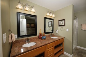 Towels - Still Waters | By Colonial Properties (Sevierville)