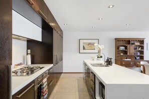 冷蔵庫、電子レンジ、オーブン、コンロ