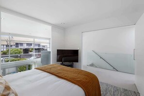3 bedrooms, iron/ironing board, WiFi, bed sheets - Holly Road Executive Townhouse (Christchurch)