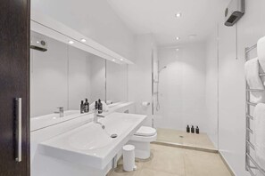 Shower, hair dryer, towels, shampoo - Holly Road Executive Townhouse (Christchurch)