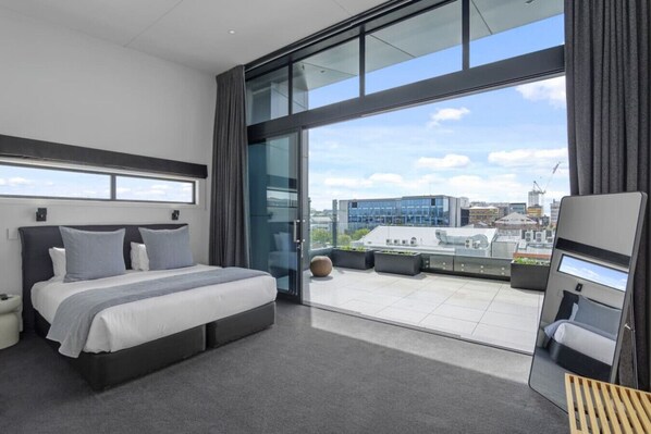 3 bedrooms, desk, iron/ironing board, WiFi