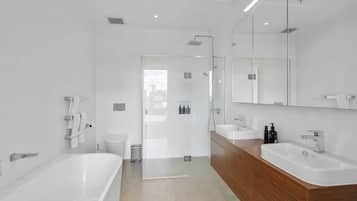 Douche, sèche-cheveux, serviettes fournies, shampoing
