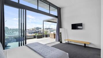 3 bedrooms, desk, iron/ironing board, WiFi