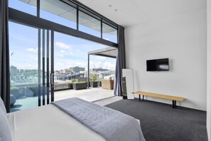 3 bedrooms, desk, iron/ironing board, WiFi