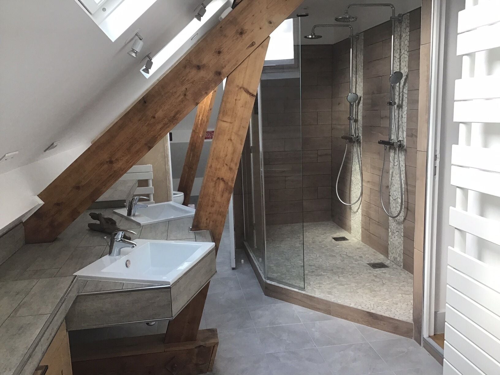 Dusche, Haartrockner, Handtücher, Toilettenpapier
