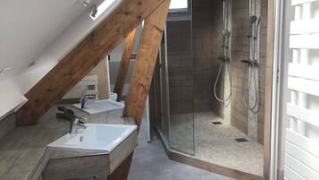 Dusche, Haartrockner, Handtücher, Toilettenpapier