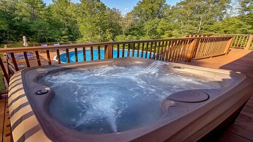 Bear Splashin Fun- 3 Bdrm, Private Outdoor Pool, Hot Tub, & Fire Pit