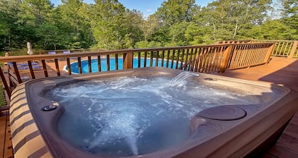 Bear Splashin Fun- 3 Bdrm, Private Outdoor Pool, Hot Tub, & Fire Pit