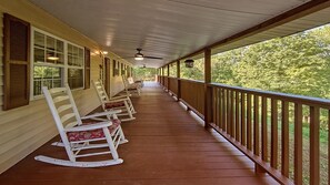 Terrace/patio - Bear Splashin Fun- 3 Bdrm, Private Outdoor Pool, Hot Tub, & Fire Pit (Seymour)