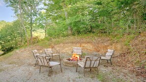 Property grounds - Bear Splashin Fun- 3 Bdrm, Private Outdoor Pool, Hot Tub, & Fire Pit (Seymour)
