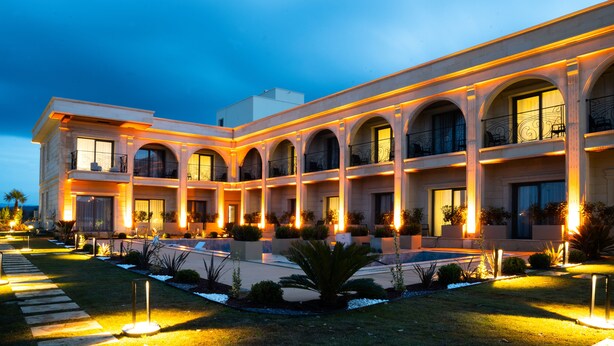 A multi-story hotel with a courtyard, featuring a central pool and outdoor seating areas. - Monalisa Hotels Çanakkale (Çanakkale)