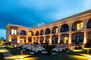 A multi-story hotel with a courtyard, featuring a central pool and outdoor seating areas. - Monalisa Hotels Çanakkale (Çanakkale)