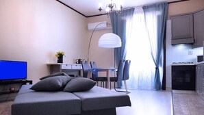 A modern bedroom with a bed, a desk, and a TV. - Terrace over VESUVIO/Pompei - Elizabeth's Suite (Terzigno)