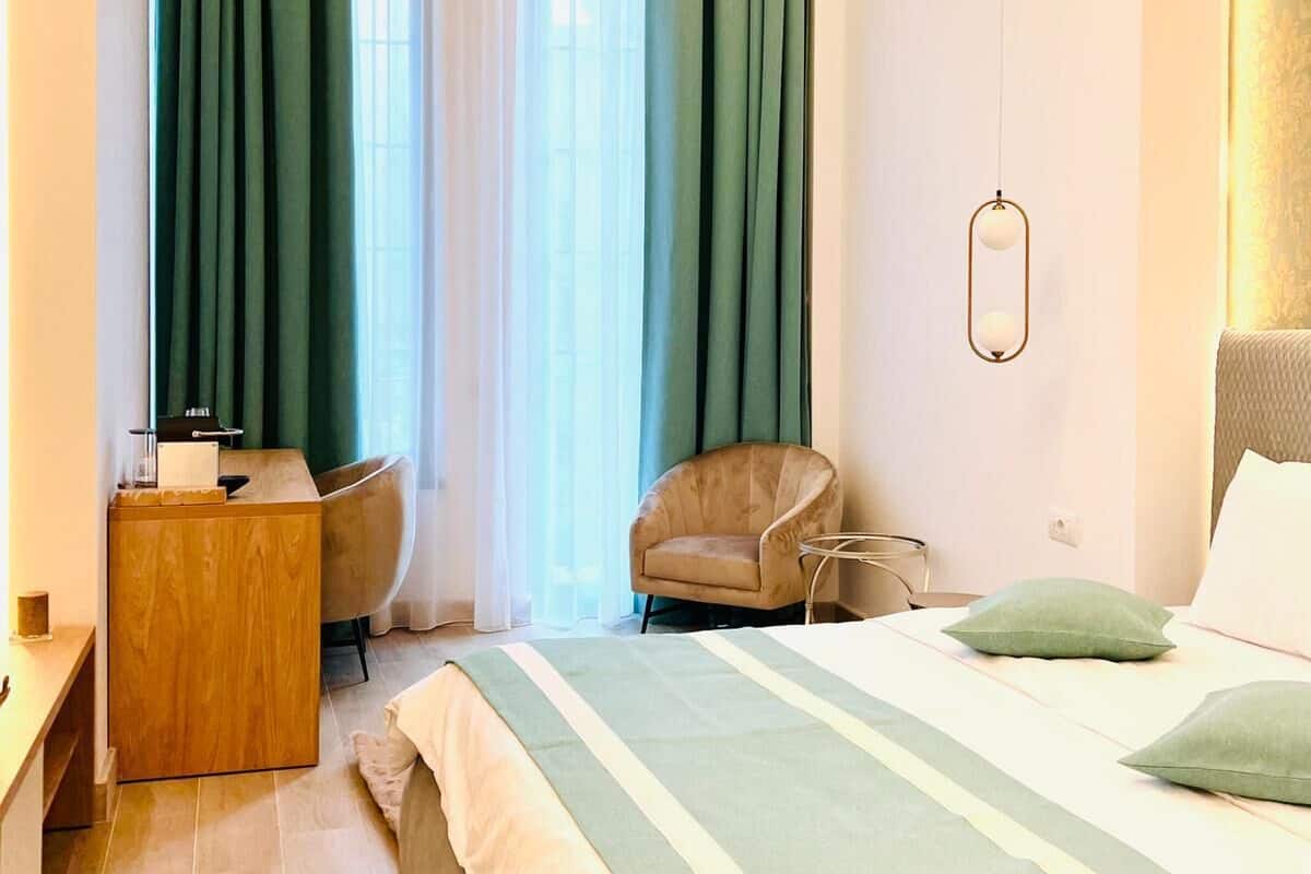 Deluxe tweepersoonskamer | Een minibar, een kluis op de kamer, verduisterende gordijnen
