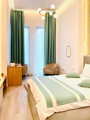 Dobbeltrom – deluxe | Minibar, safe på rommet, blendingsgardiner og strykejern/-brett