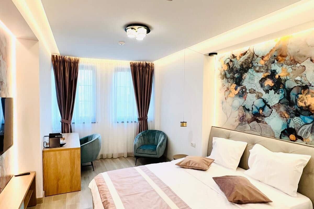 Deluxe tweepersoonskamer | Een minibar, een kluis op de kamer, verduisterende gordijnen