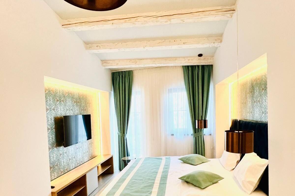 Deluxe-Doppelzimmer | Minibar, Zimmersafe, Verdunkelungsvorhänge, Bügeleisen/Bügelbrett