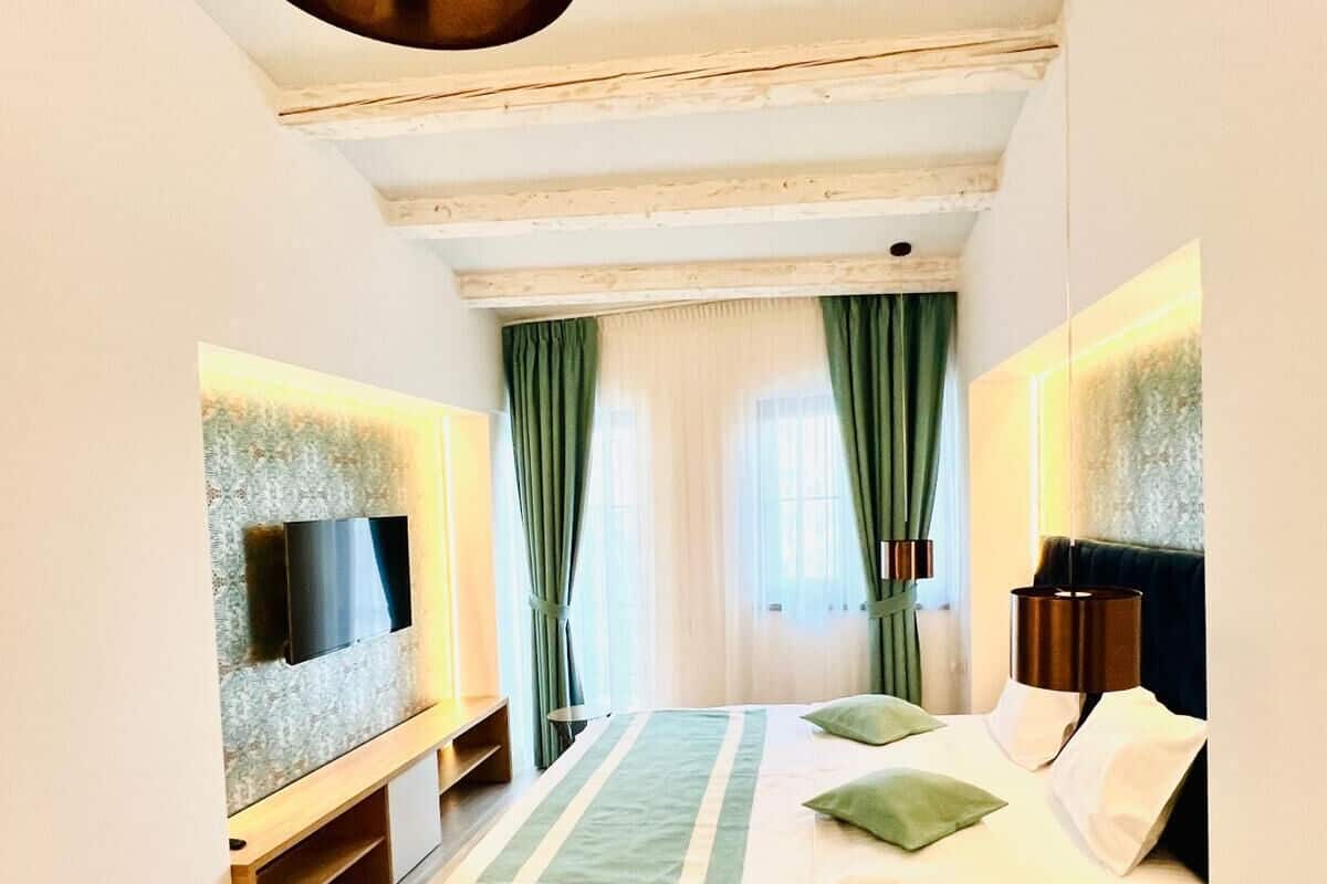 Deluxe tweepersoonskamer | Een minibar, een kluis op de kamer, verduisterende gordijnen