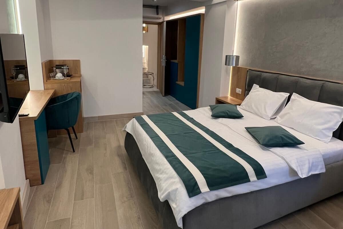 Deluxe tweepersoonskamer | Een minibar, een kluis op de kamer, verduisterende gordijnen