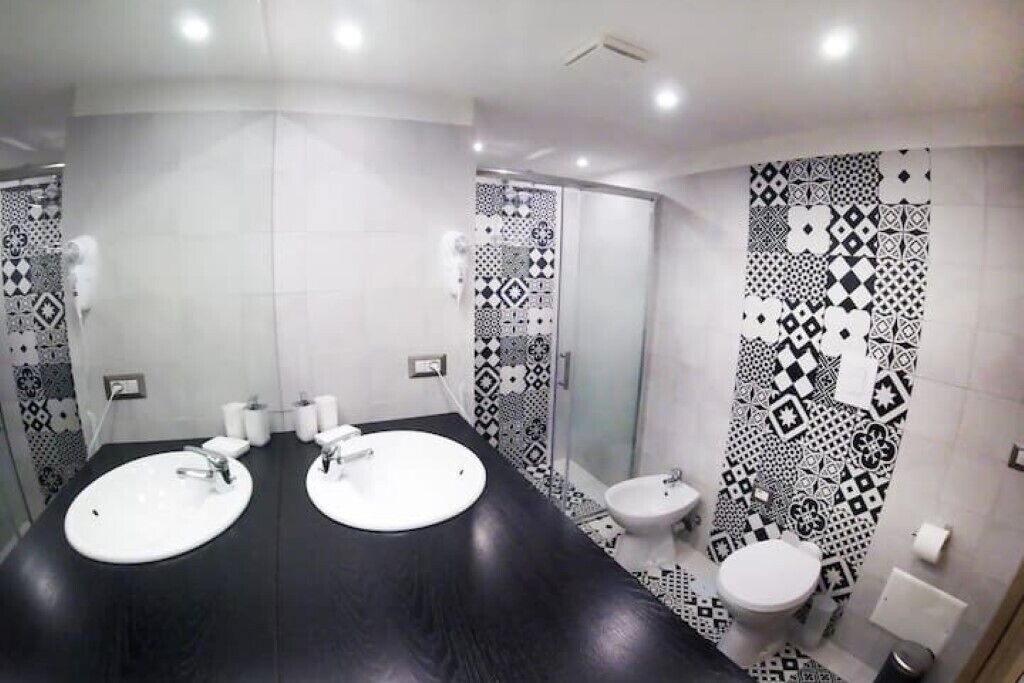 Bruser, hårtørrer, bidet, håndklæder