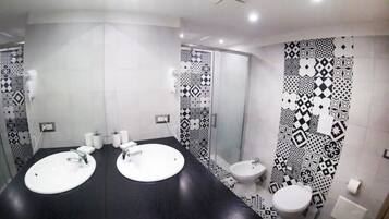 Bruser, hårtørrer, bidet, håndklæder