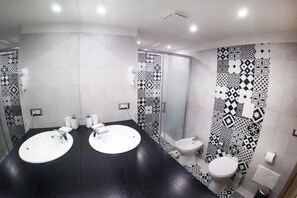 Shower, hair dryer, bidet, towels - Terrace on VESUVIO/Pompei - Mini Suite (Terzigno)