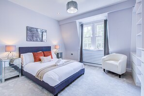 1 bedroom, iron/ironing board, WiFi, bed sheets - Modern Gem near Victoria Station (London)