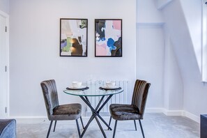 Dining - Modern Gem near Victoria Station (London)