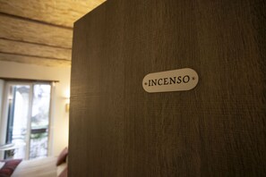 A wooden door with a sign that reads "INCENSO". - Il Campanile Salerno (Salerno)
