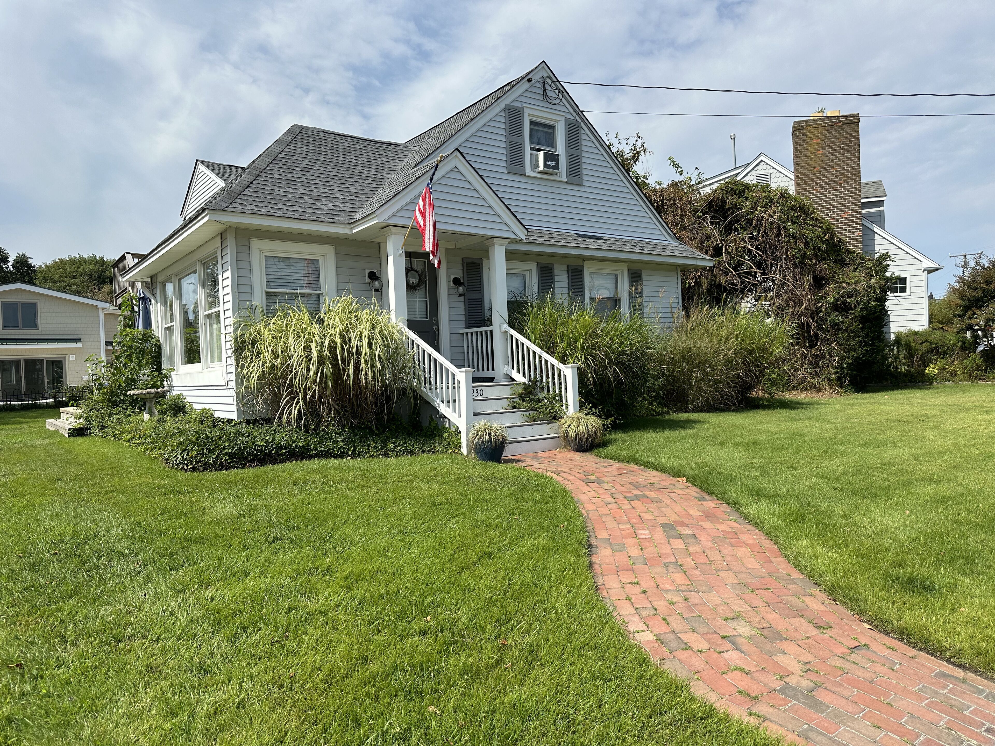 Perfect location! Sleeps up to 10! Steps from the beach, Washington Street and West Cape May!