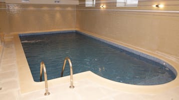 Inomhuspool och en säsongsöppen utomhuspool