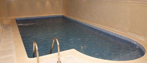 Indendørs pool, sæsonbestemt udendørs pool