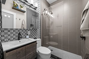 Douche, sèche-cheveux, serviettes fournies