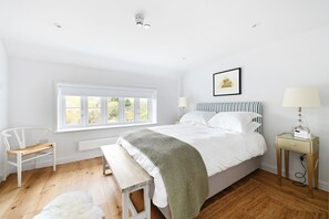 1 bedroom, desk, iron/ironing board, travel crib - Cliff End Apartments - a collection of beachside apartments in Pett Level (Hastings)