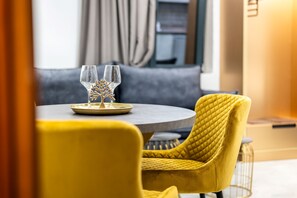 Apartament Elite | Sala d'estar | Televisor de pantalla plana de 43 polzades amb canals digitals 