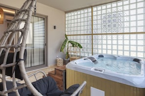 Rouge Gold with Hot Tub | Tab mandi berpancutan