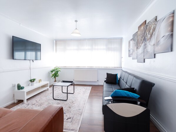 Living area - Inviting 3-bed House in London, Stay up to 6 (London)