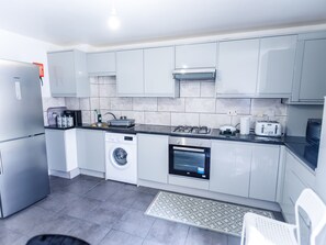 Private kitchen - Inviting 3-bed House in London, Stay up to 6 (London)