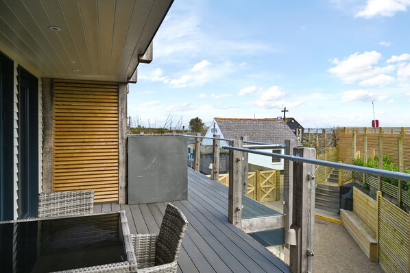 Property grounds - Cliff End Apartments - a collection of beachside apartments in Pett Level (Hastings)