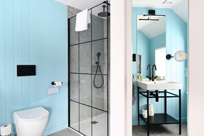Doccia, asciugacapelli, asciugamani, sapone