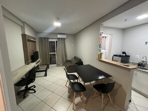 商務公寓 | 起居區 | 40-吋智慧型電視,提供有線頻道