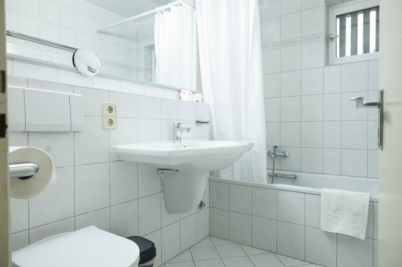 Un baño pequeño y moderno con inodoro, lavabo y bañera.