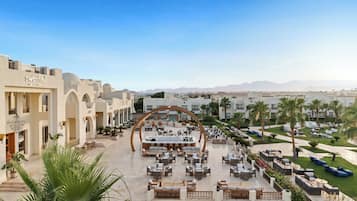 12 bares o lounges, bar junto a la alberca, bar en la playa