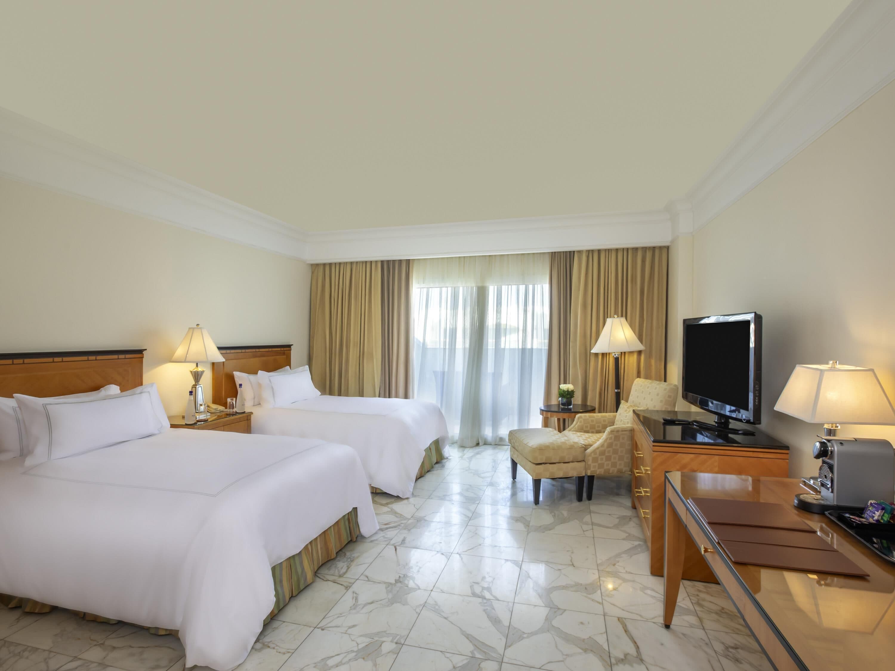 Minibar con artículos gratuitos y caja de seguridad en la habitación 